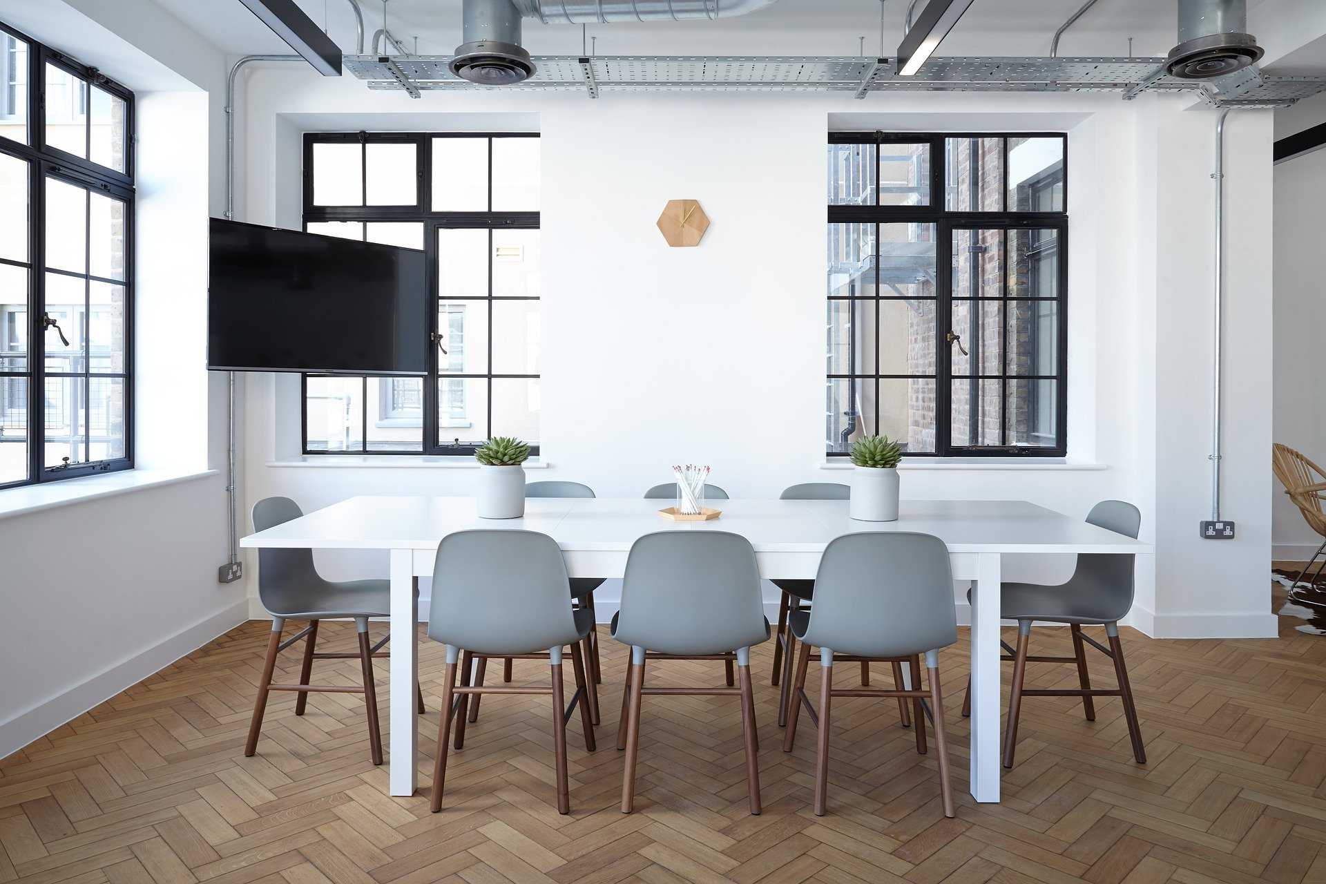 SLK kontor - et rom med bord, stoler og flatskjerm-TV