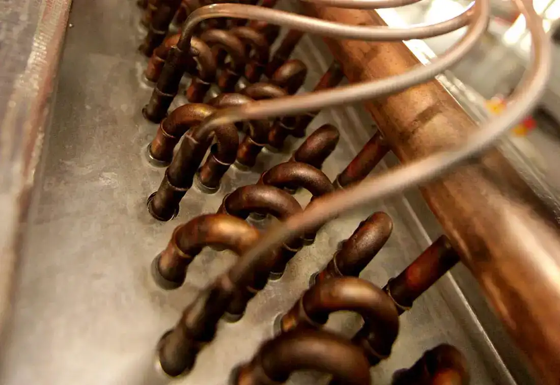 Et nærbilde av et kobberrør i en fabrikk.